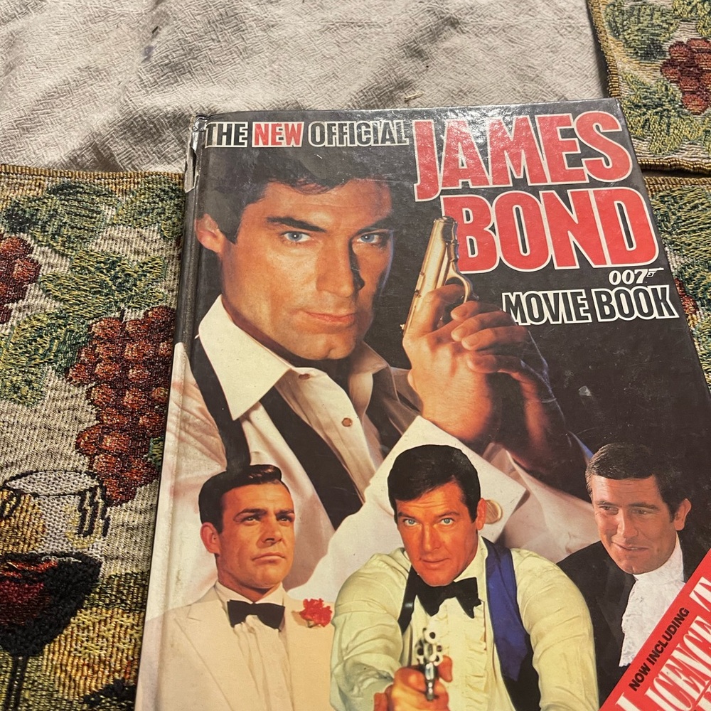 The New Official JAMES BOND 007 Movie Book (1989, Hardcover)RARE & EXCELLENT A11